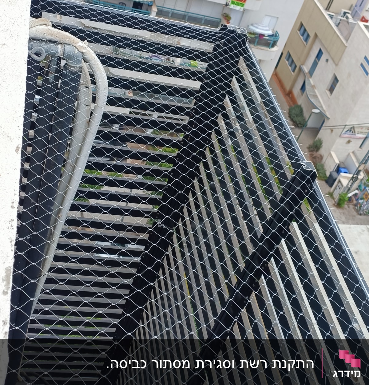 רשת מתכת מותקנת למניעת כניסת יונים